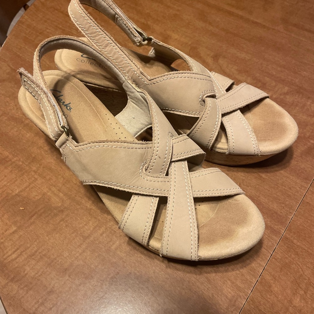 Clarks Women's Tan Cross-Strap Sandals